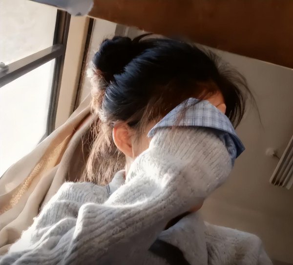 上海配资之家 400分江苏女孩放弃单招走高考，遭1.7w人打击：还不如玩半年